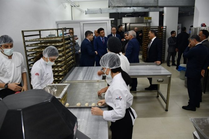 Zor Günde Liseler Bile Birer Fabrikaya Dönüştü