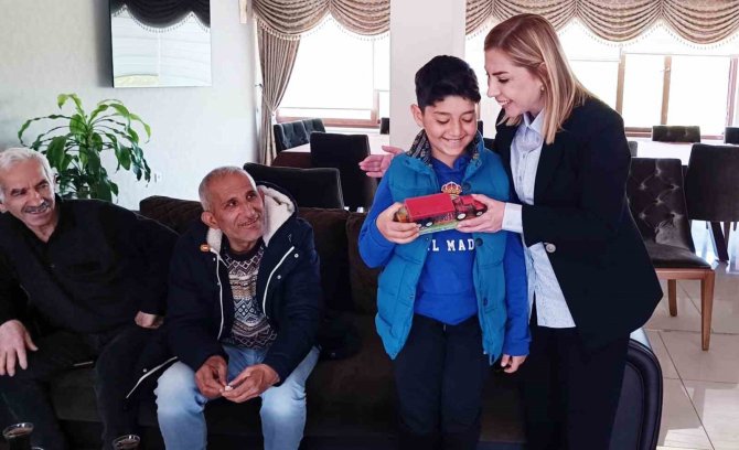 Depremzede Buğra’ya Milletvekili Gökcan’dan Sürpriz Doğum Günü Pastası