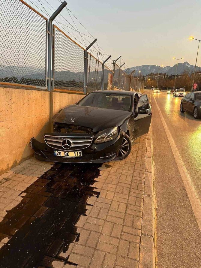 Deva Partisi İ̇l Başkanı Lüks Otomobiliyle Kaza Yaptı