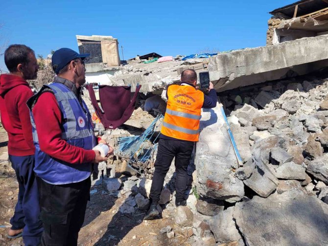 Döşemealtı Belediyesi, Deprem Bölgesinde Hasar Tespiti Yapıyor