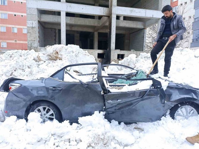 Çatıdan Düşen Kar Kütlesi Otomobili Kullanılamaz Hale Getirdi