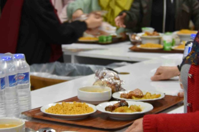 Elazığ’da Sıcak Yemekler Depremzedeler İçin Kaynıyor