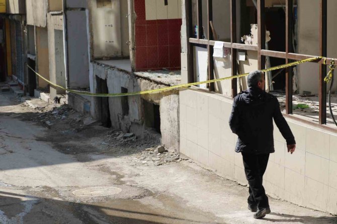 Elazığ’da Ağır Hasarlı Binalara ‘Naylon Şeritli’ Önlem