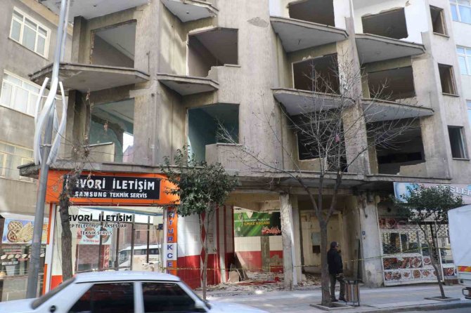 Elazığ’da Ağır Hasarlı Binalara ‘Naylon Şeritli’ Önlem