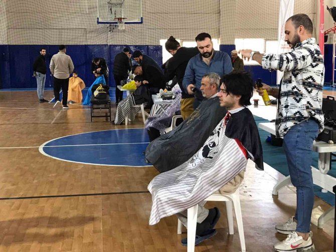 Gönüllü Berber Ve Kuaförler, Depremzedeleri Tıraş Etti