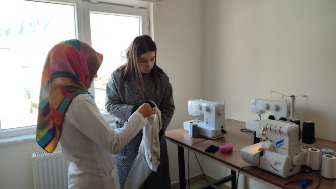 Depremzedeler İçin Battaniye Ve Pijama Dikiyorlar