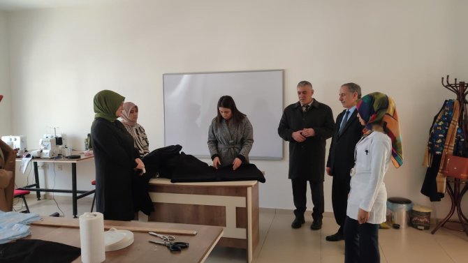 Depremzedeler İçin Battaniye Ve Pijama Dikiyorlar