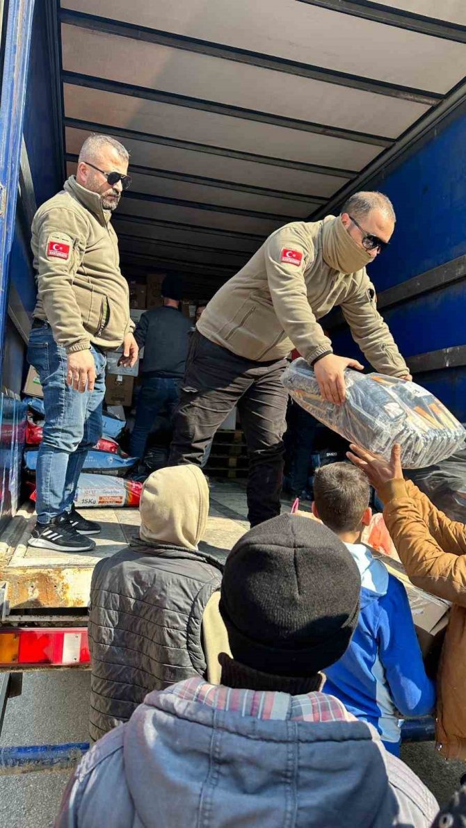 Eskişehirli Gönüllüler Deprem Bölgesine 20 Tır Yardım Malzemesi Gönderdi