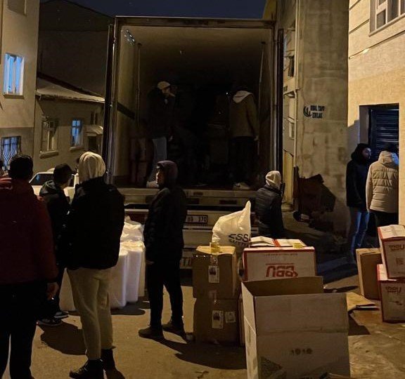 Eskişehirli Gönüllüler Deprem Bölgesine 20 Tır Yardım Malzemesi Gönderdi