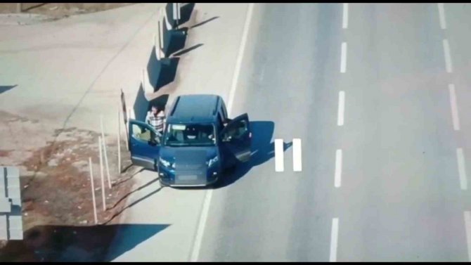 Ceza Yememek İçin Direksiyonda Yer Değiştirdiler, Ama Drondan Kaçamadılar