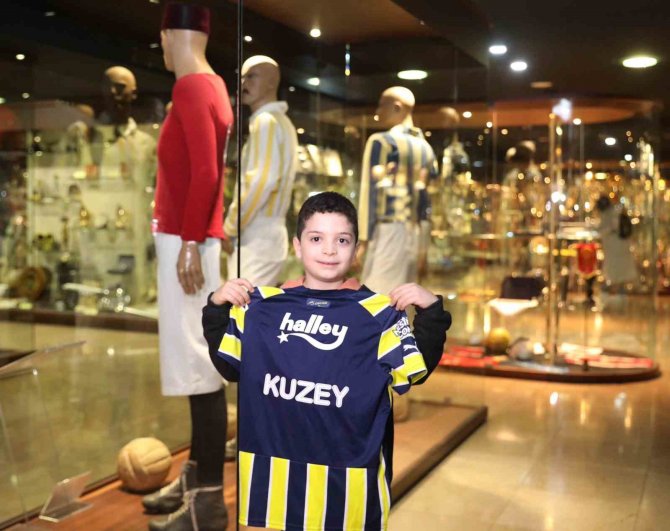 Fenerbahçe, Depremzede Kuzey Koşar Ve Ailesini Ülker Stadı’nda Ağırladı