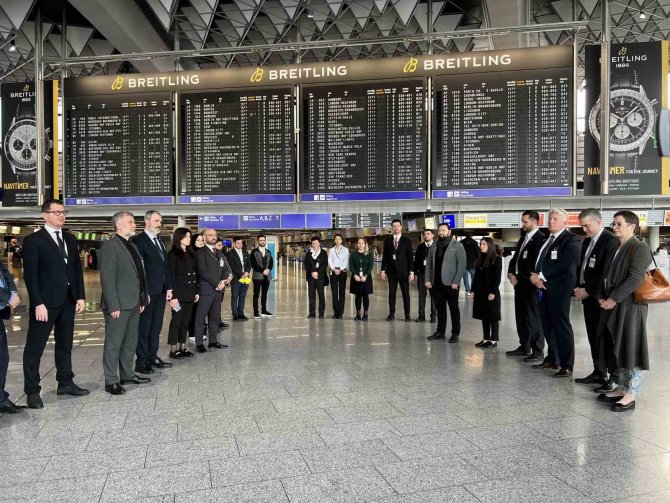 Frankfurt Havaalanı’nda Depremzedeler İçin Saygı Duruşunda Bulunuldu