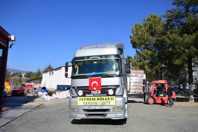 Gediz’de Depremzedeler İçin Gıda Kolisi Tırı Yola Çıktı