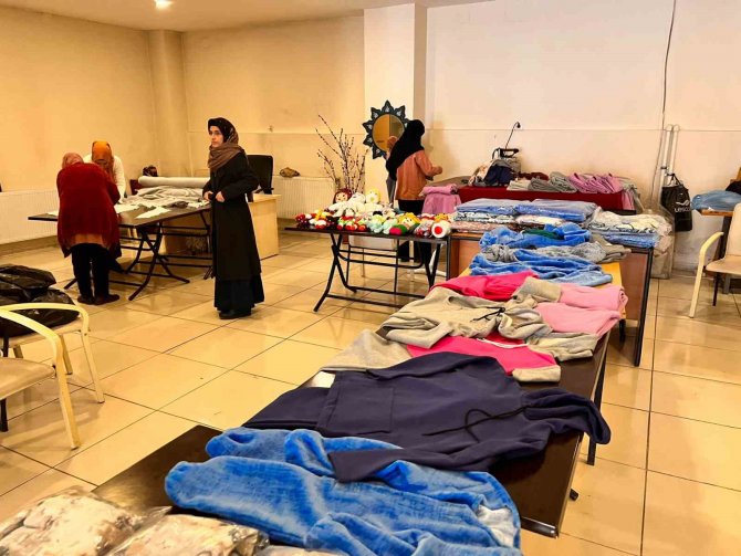 Şemdinli’de Depremzedeleri Isıtacak Ürünler Üretiliyor
