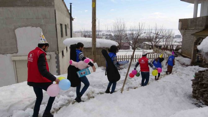 Öğretmenlerden Lösemili Çocuğa Evinde Doğum Günü Sürprizi