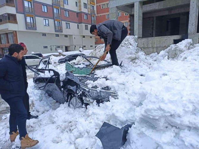 Çatıdan Düşen Kar Kütlesi Otomobili Kullanılamaz Hale Getirdi