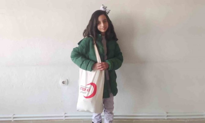 Hisarcık’ta İlkokul Öğrencisi Erva, Kumbarasındaki Harçlıklarını Depremzedelere Bağışladı