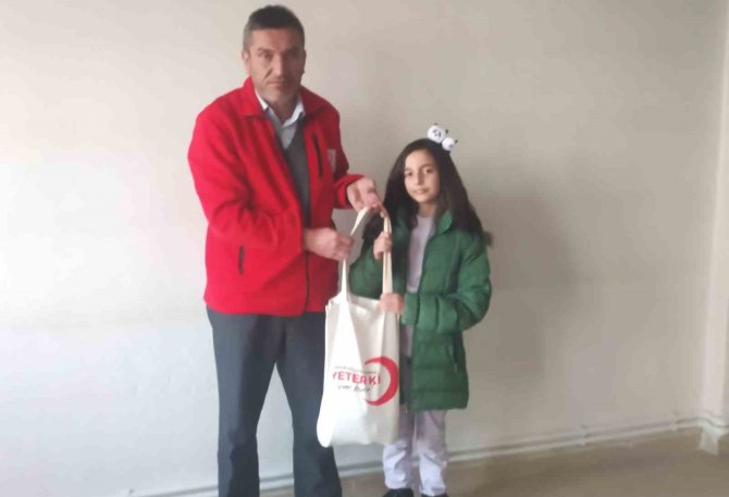 Hisarcık’ta İlkokul Öğrencisi Erva, Kumbarasındaki Harçlıklarını Depremzedelere Bağışladı