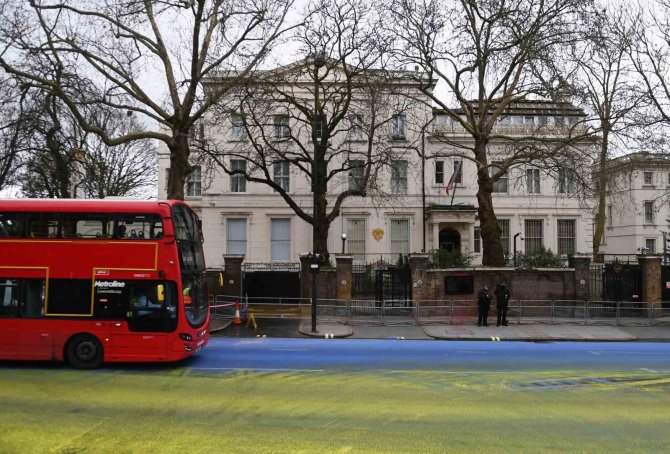 Rusya’nın Londra Büyükelçiliği’nin Önündeki Yol Ukrayna Bayrağı Renklerine Boyandı
