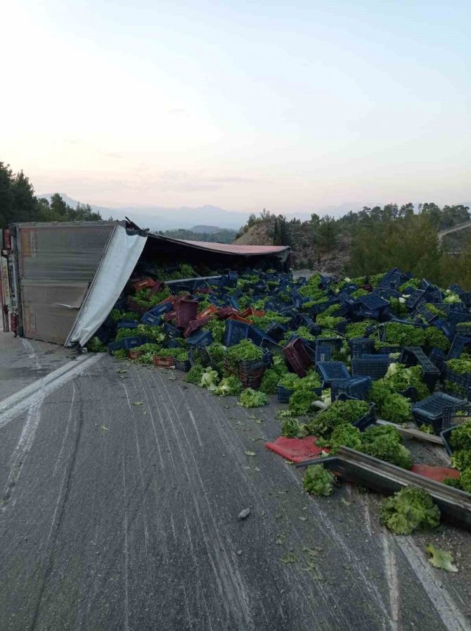 Isparta-antalya Karayolunda Sebze Yüklü Tır Devrildi: 1 Ölü
