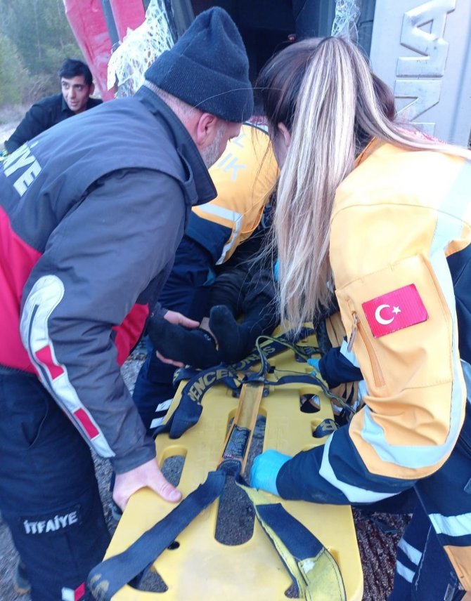 Isparta-antalya Karayolunda Sebze Yüklü Tır Devrildi: 1 Ölü