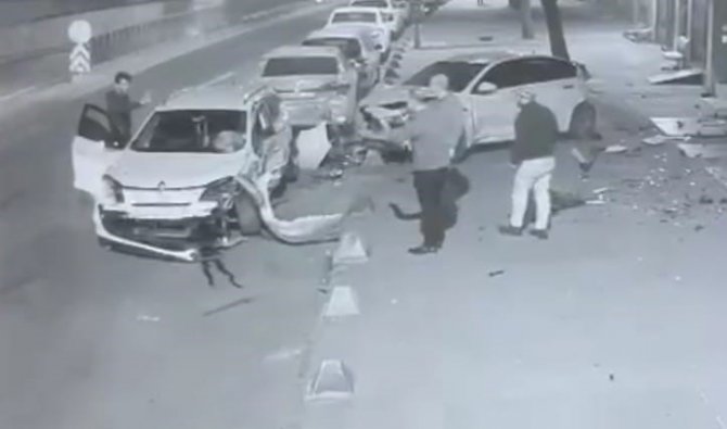 Sultangazi’de Çarptığı Aracı Kaldırıma Fırlatıp Onun Yerine Park Etti