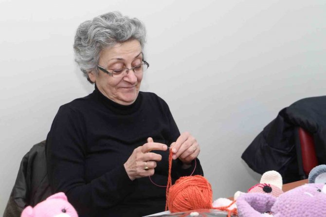 Kadınlar Afetzedeler İçin El Emeği Ürünler Üretiyor