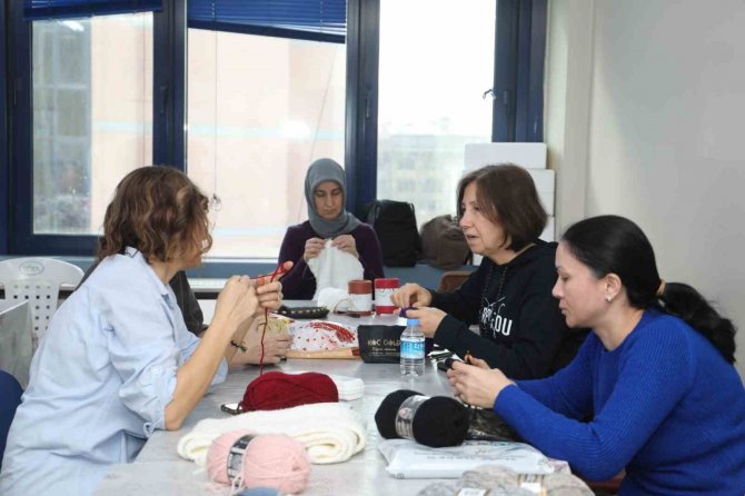 Kadınlar Afetzedeler İçin El Emeği Ürünler Üretiyor