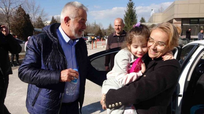 Enkazdan Çıkan Kızına 18 Gün Sonra Kavuşan Anne Gözyaşlarına Boğuldu