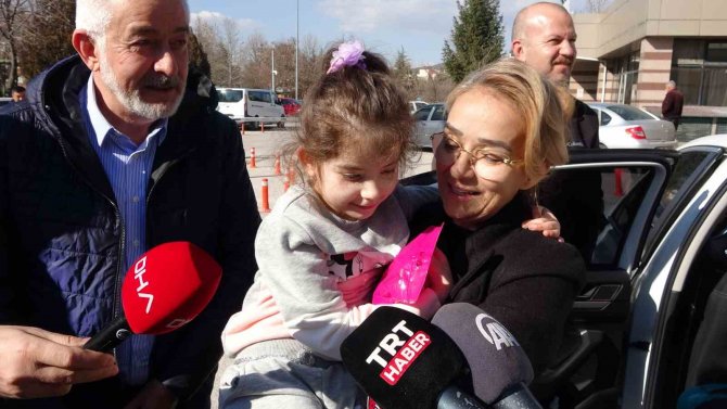 Enkazdan Çıkan Kızına 18 Gün Sonra Kavuşan Anne Gözyaşlarına Boğuldu