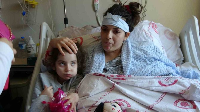 Enkazdan Çıkan Kızına 18 Gün Sonra Kavuşan Anne Gözyaşlarına Boğuldu