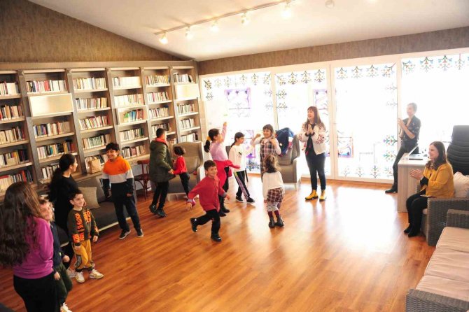 Depremzede Çocuklara Psikolog Eşliğinde Etkinlik