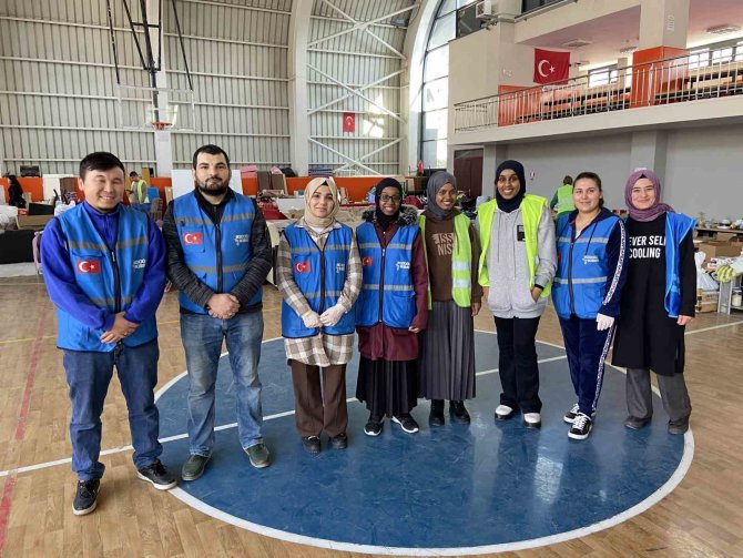 Farklı Ülkelerden Eğitim İçin Geldikleri Konya’da Depremzedeler İçin El Eleler