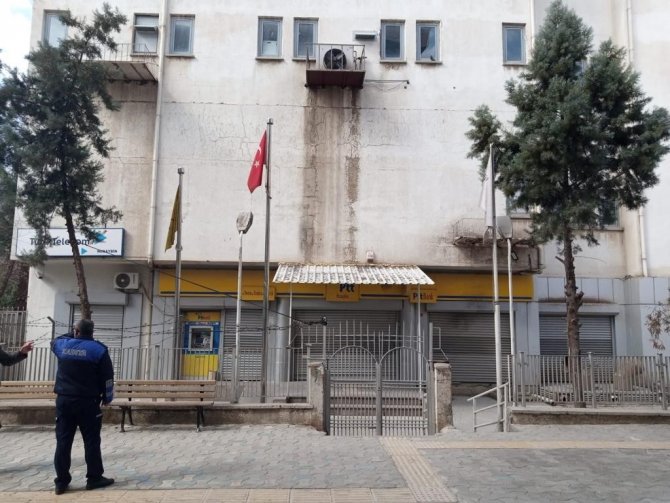 Nusaybin’de Depremden Dolayı Ptt Binası Kapatıldı