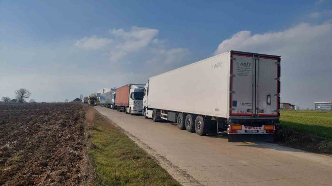 Balkanlardan Akın Akın Deprem İçin Geliyorlar: Yollarda Tır Kuyrukları