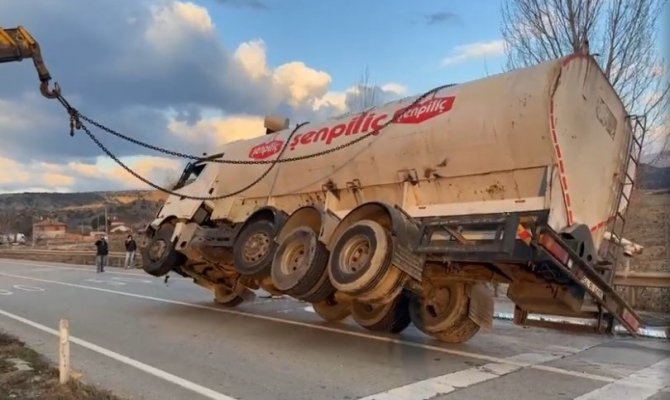 Kastamonu’da Yakıt Tankeri Devrildi, Yol Trafiğe Kapandı