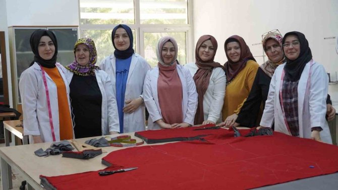 Keçmek’te Depremzedeler İçin Kıyafet Üretiliyor