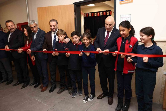 Keçiören Belediyesi’nden Kitap Ve Laboratuvar Ekipmanı Desteği