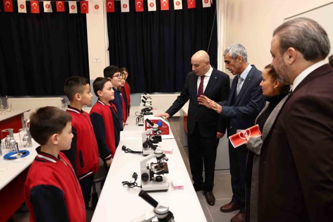 Keçiören Belediyesi’nden Kitap Ve Laboratuvar Ekipmanı Desteği