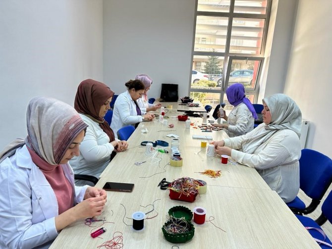 Keçmek’te Depremzedeler İçin Kıyafet Üretiliyor