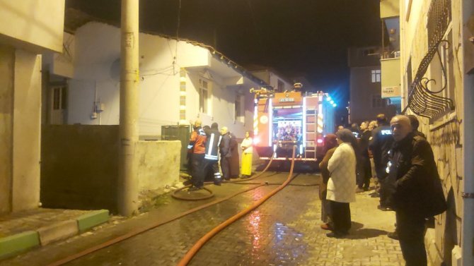İ̇ki Bina Arasındaki Kömürlük Alev Alev Yandı