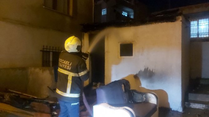 İ̇ki Bina Arasındaki Kömürlük Alev Alev Yandı