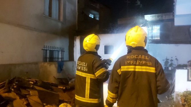 İ̇ki Bina Arasındaki Kömürlük Alev Alev Yandı