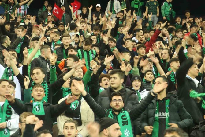 Deprem Saatine Denk Gelen Dakikada Atkılar Sahaya Atıldı