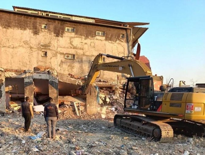 Başkan Çolakbayrakdar: "Son Yaralar Sarılana Kadar Afet Bölgesindeyiz"