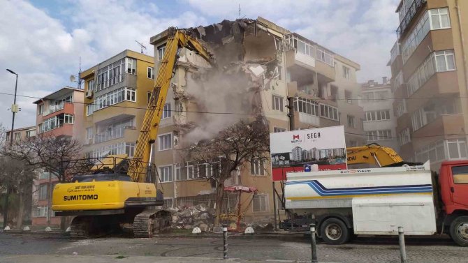 Küçükçekmece’de Mahkeme Süreci Biten Sitenin Yıkımına Başlandı