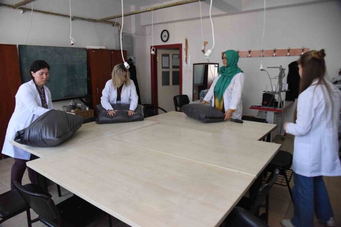 Kumaşlar Belediyeden, Tulumları Üretmek Bayanlardan