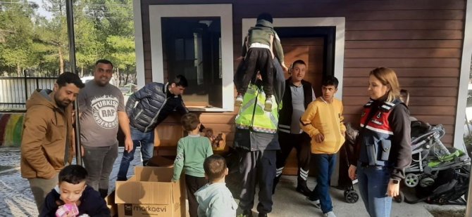 Deprem Mağduru Vatandaşlara Jandarmadan Moral