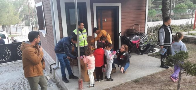 Deprem Mağduru Vatandaşlara Jandarmadan Moral