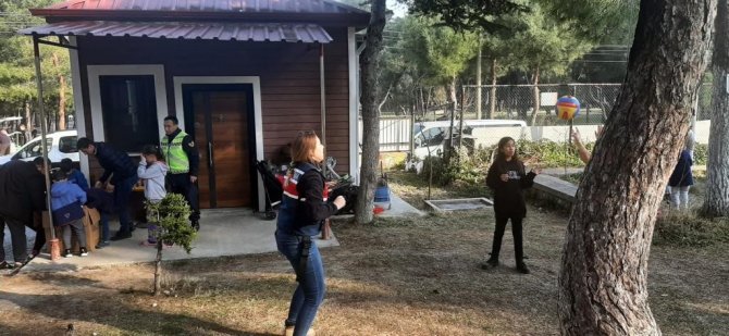 Deprem Mağduru Vatandaşlara Jandarmadan Moral